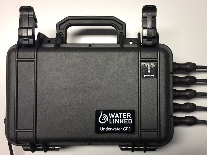 Water Linked Underwater GPS G2 の船側の装置(ケース入り)